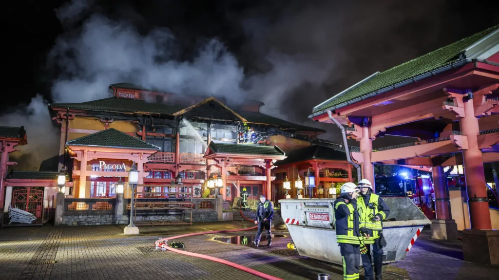 After a fire in an abandoned building, the police evacuated a Christmas market in the Centro area of Oberhausen as a precaution in the evening