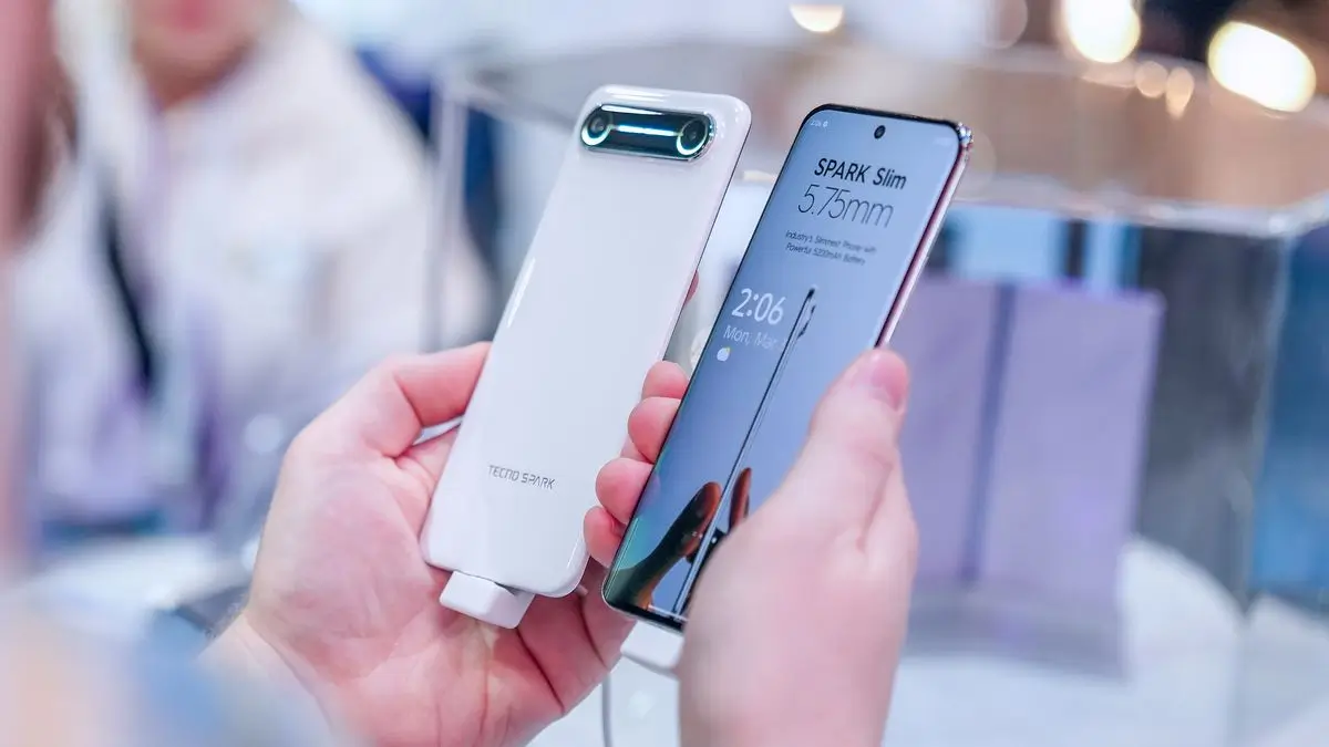 Trendsnip Comparison details iPhone 17 Air and Techno Spark